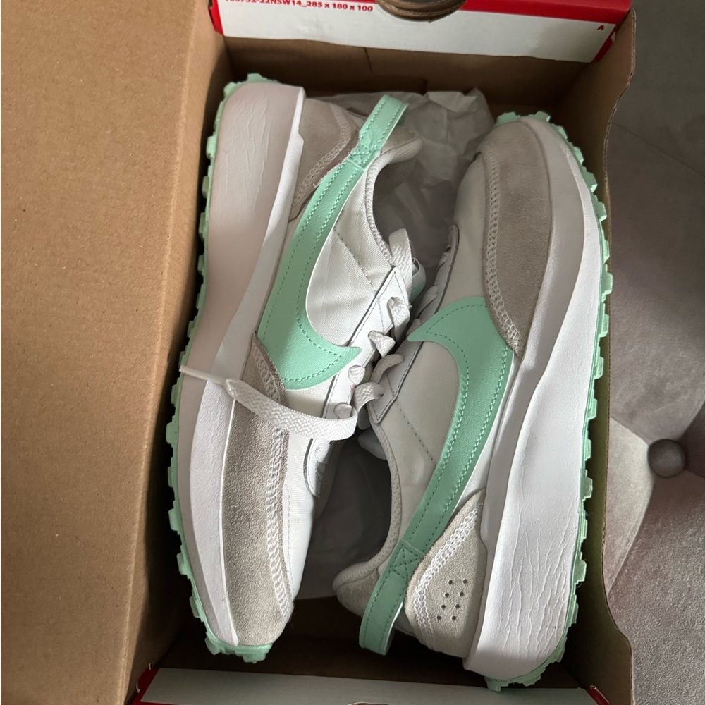 Nike Women’s Waffle Debut Size: 6.5